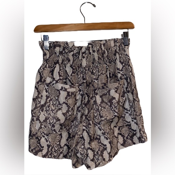 H&M SNAKE PRINT HIGH WAISTED SHORTS SIZE 2 - Picture 2 of 3
